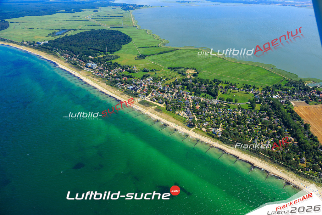 Die Luftaufnahme der Stadt Ahrenshoop wurde vom UL-Flugzeug heraus erstellt ( keine Drohne )- hohe Auflösung für beste Qualität