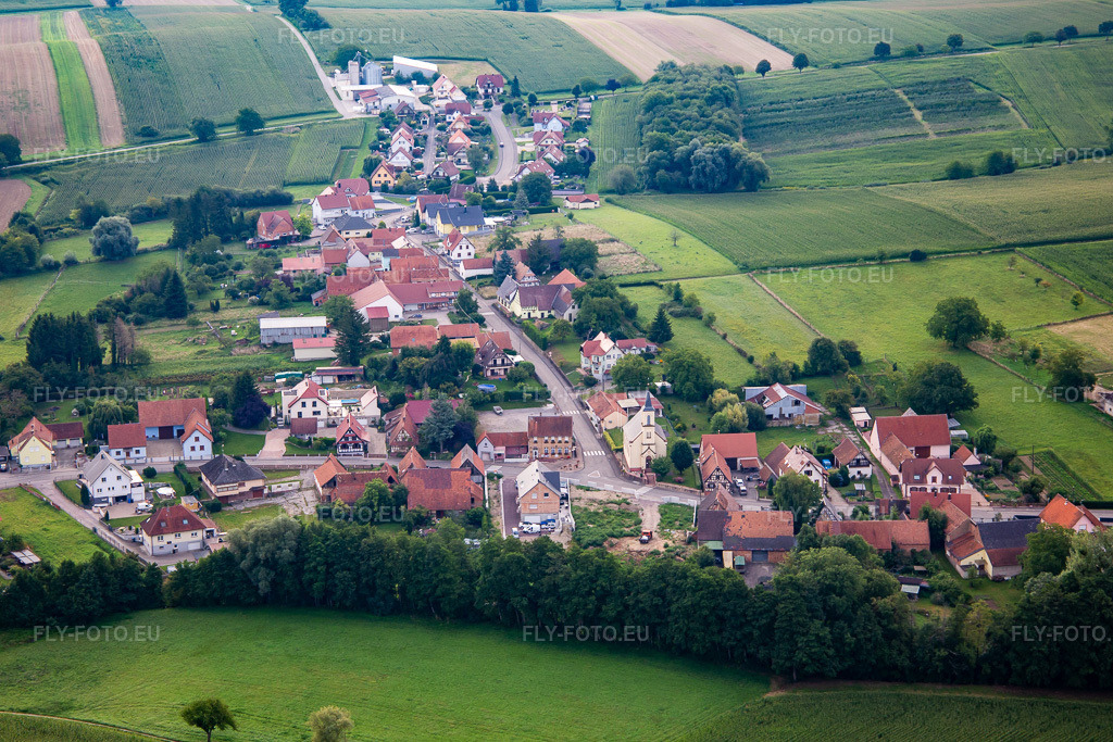 Vue aérienne: Vue de la ville depuis l'ouest à Crœttwiller dans le département Bas Rhin, France. Photo: IMG_137723.jpg prise le 12/08/2023 par Werner Riehm/FLY-FOTO.eu – Résolution de l'original: 5150 x 3433 px
