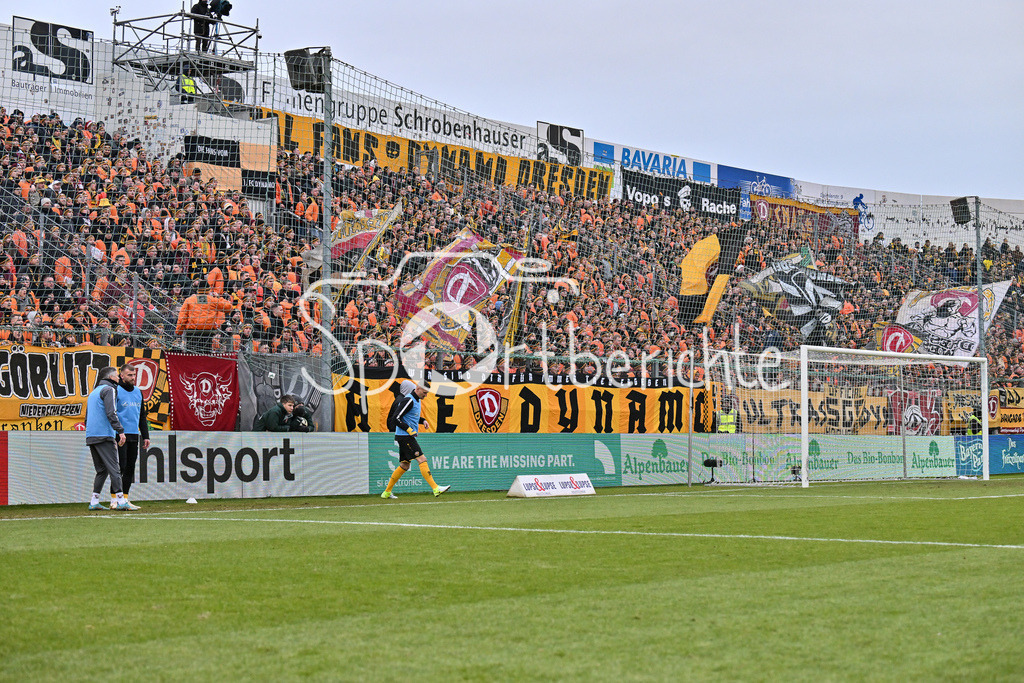 SpVgg Unterhaching - Dynamo Dresden | Die Fans aus Dresden Unterstuetzen ihr Team in Unterhaching / Ultras / 3. Liga: SpVgg Unterhaching - Dynamo Dresden, Uhlsportpark am 21.12.2024
