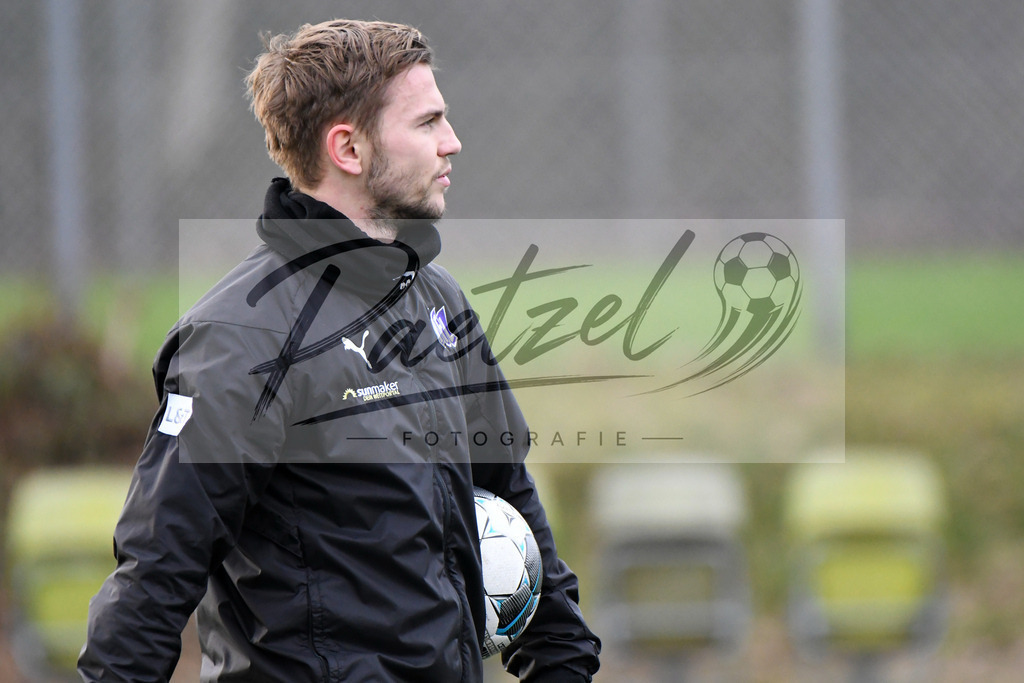 20200131_TRAOSN_0142 | Fußball, Herren: David Blacha (VfL Osnabrueck) schaut waehrend der Trainingseinheit des VfL Osnabrueck im Sportpark Illoshoehe am 31.01.2020 in Osnabrueck, Deutschland. - Realisiert mit Pictrs.com