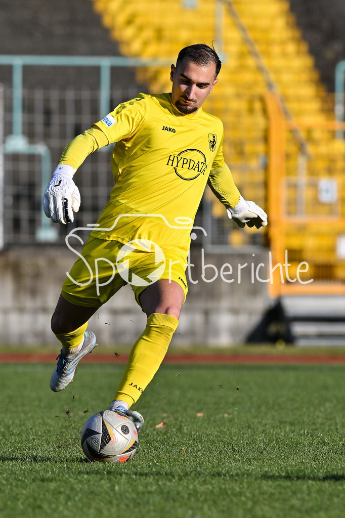 TSV Schwaben Augsburg - FC Bayern Amateure | AUGSBURG, GERMANY - 29. NOVEMBER: am Ball Iason DROBNY (TSV Schwaben Augsburg 1) / Einzelfoto / Freisteller beim Ligaspiel zwischen dem TSV Schwaben Augsburg und den Amateuren des FC Bayern am 20. Spieltag der Regionalliga Bayern im Rosenaustadion