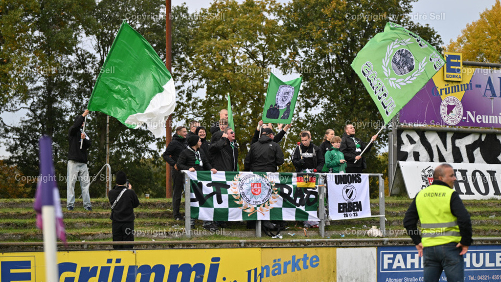 VfR Neumünster vs PSV Neumünster | PSV-Fanblock - Fußball-Oberliga Männer 2024/2025 / VfR Neumünster vs PSV Neumünster / VfR-Stadion / Neumünster / 20.10.24 - Realisiert mit Pictrs.com