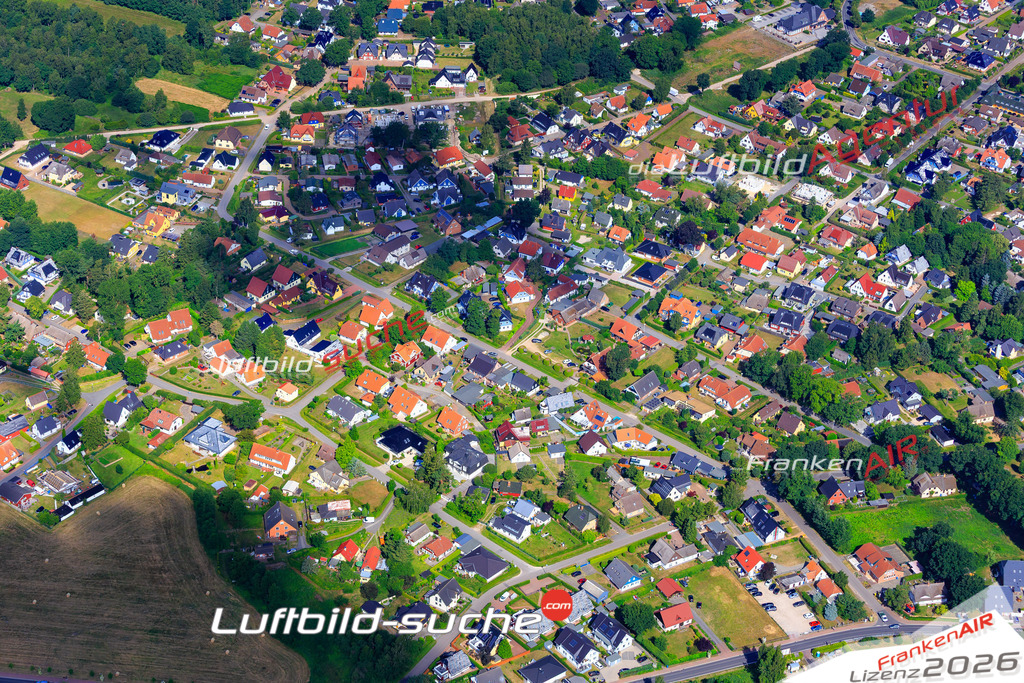 Die Luftbildaufnahme Wiesenstrasse - Zingst wurde 2018 mittels Flugzeug (keine Drohne) erstellt. Perfekte Schärfe und Druck- Auflösung- Garantiert!