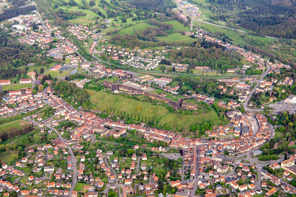 Vue aérienne: Citadelle de Bitche à Bitche dans le département Moselle, France – .Photo: IMG_140440.jpg prise le 30/04/2024 par Werner Riehm/FLY-FOTO.eu – Résolution de l'original: 5472 x 3648 px – Citadelle de Bitche