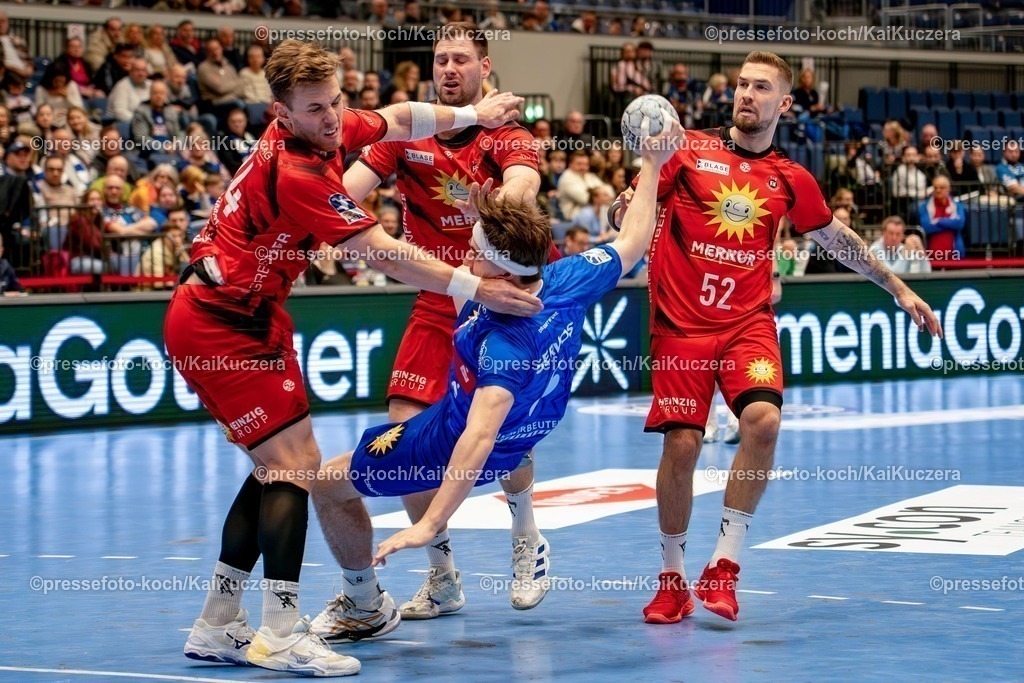 xKKU02032501068 | 02.03.2025, xkkux, Düsseldorf, Handball 2.HBL, Bergischer HC - TuS N-Lübbecke, Mitsubishi Electric HALLE: Soeren Servos (BHC 6) gegen Lukas Süsser ( TUS N- Lübbecke 74 ) und Tom Skroblien (TuS N-Luebbecke, 52)