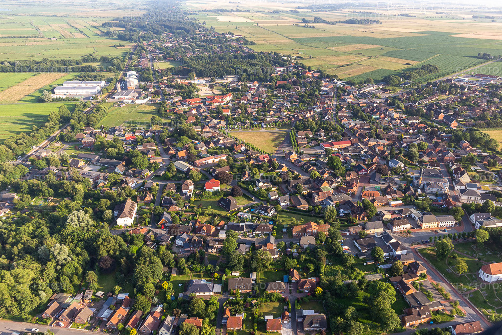 Luftbild: Gänsemarkt im Ortsteil Amt Kirchspielslandgemeinde Lund in Lunden im Bundesland Schleswig-Holstein in Deutschland. Foto: IMG_0007327.jpg vom 16.07.2021 durch Werner Riehm/FLY-FOTO.de