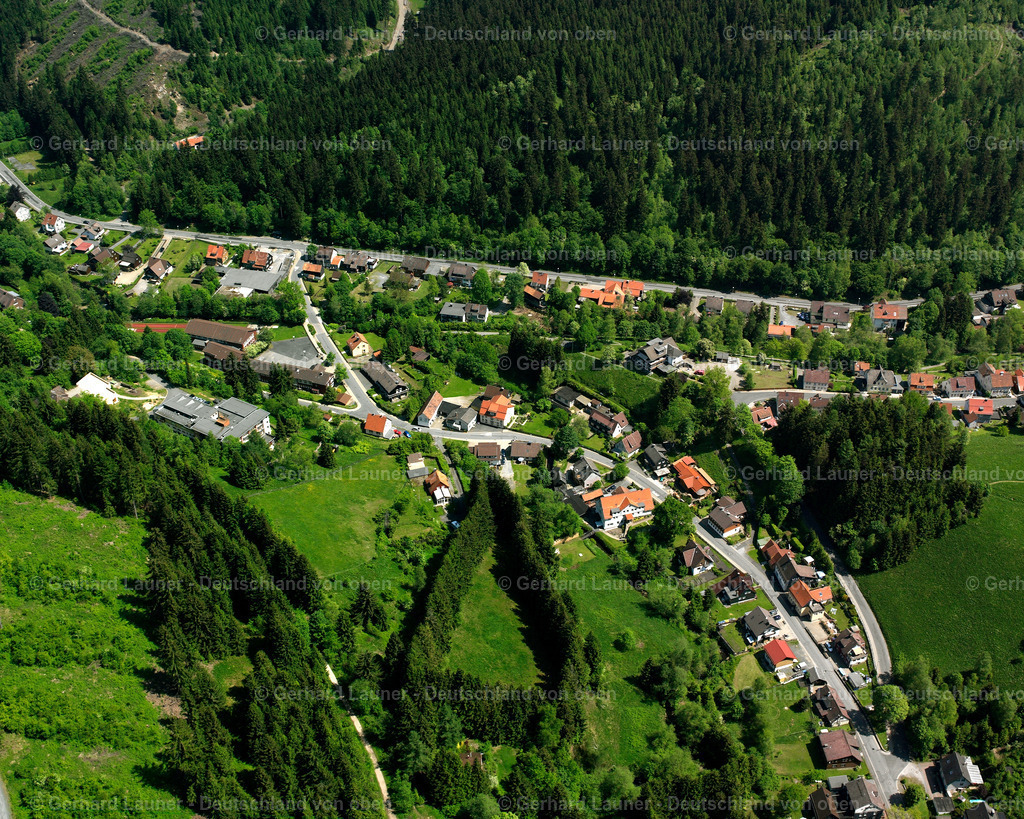 2638577 | ALTENAU 09.06.2006 Wald- Gebiete und Forstflächen umsäumen das Siedlungsgebiet des Dorfes in Altenau im Bundesland Niedersachsen, Deutschland // Village - view on the edge of forested areas in Altenau in the state Lower Saxony, Germany Foto: Gerhard Launer