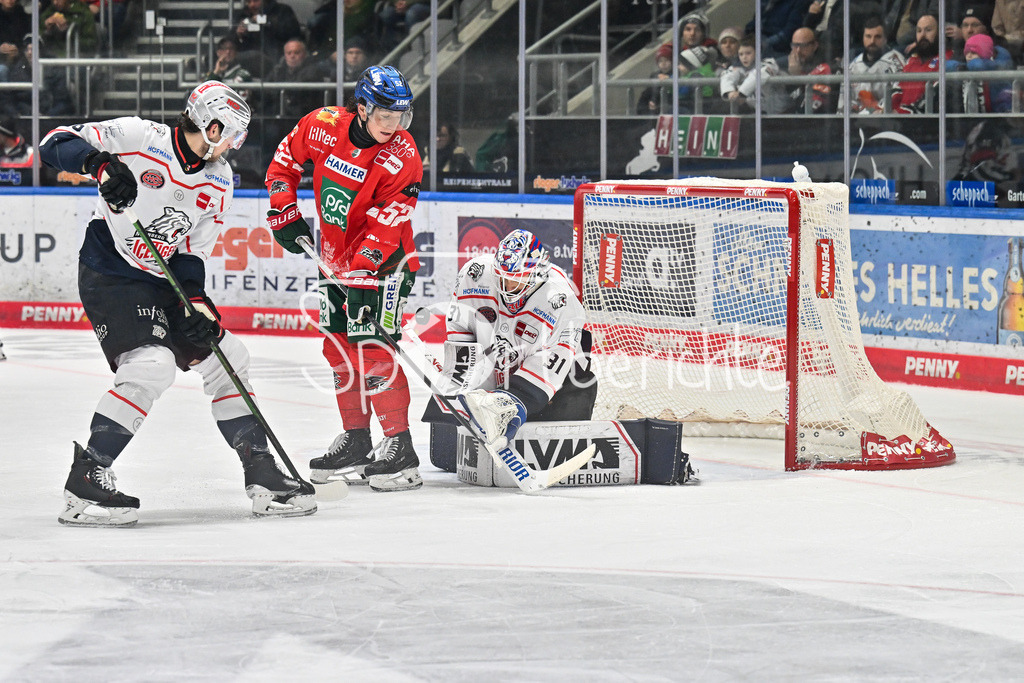 Augsburger Panther - Nürnberg Ice Tigers | AUGSBURG, GERMANY - 28. NOVEMBER: in dieser Szene fälscht Enrico HENRIQUEZ (Augsburger Panther 52) den Puck vor Niklas TREUTLE (Nürnberg Ice Tigers 31) ab beim Ligaspiel zwischen den Augsburger Panthern und den Nürnberg Ice Tigers am 23. Spieltag der Penny DEL im Curt Frenzel Stadion