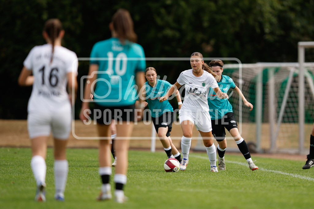 Fußball I Frauen I Westfalenpokal 26-27 I DJK GW Amelsbüren - SSV Rhade  I 18745 | Theresa Koch (5, DJK GW Amelsbüren) und Maike Sicking (22, SSV Rhade) im Zweikampf - Realisiert mit Pictrs.com