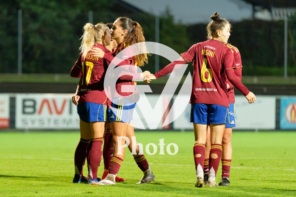 DZ8_7253_c | Switzerland: AXA Womens Super League 2025/26, Servette FC Chenois Feminin vs FC Aarau Frauen - Stade des Trois-Chene, Chene-Bourge: Anna Maria Therese Simonsson (17 Servette FC Chenois Feminin) celebrates after scoring her team's third goal with teammates 