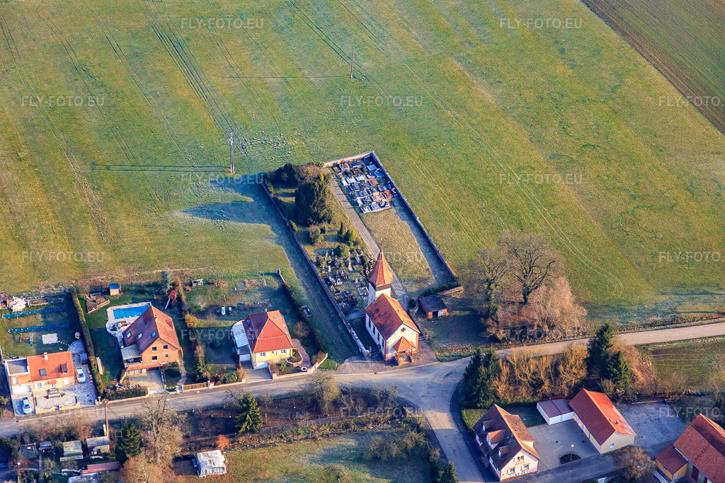 Vue aérienne: Cimetière et église à Issenhausen dans le département Bas Rhin, France – .Photo: IMG_105349.jpg prise le 25/03/2018 par Werner Riehm/FLY-FOTO.eu – Résolution de l'original: 5427 x 3618 px
