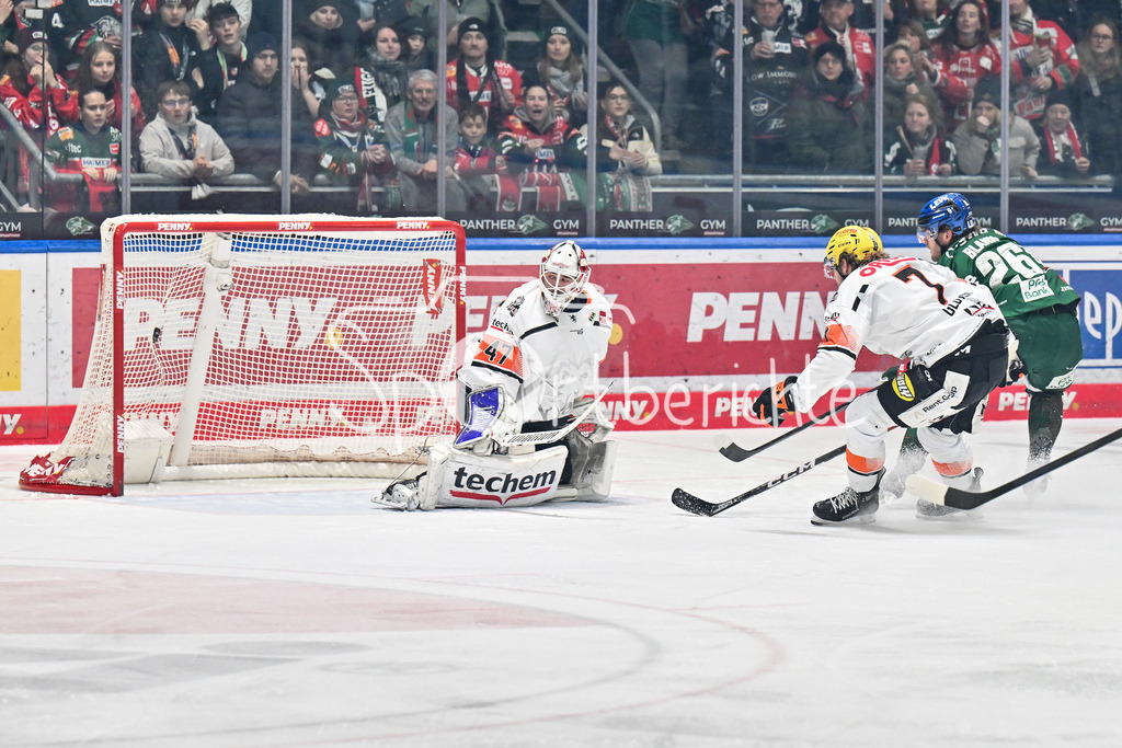 Augsburger Panther - Löwen Frankfurt | AUGSBURG, GERMANY - 16. JANUARY: Alexander BLANK (Augsburger Panther 26) erzielt in dieser Szene den Treffer zum 1-1 Ausgleich / Tor / Torschuetze / Freude / Happy während dem Match zwischen den Augsburger Panthern und den Löwen Frankfurt am 40. Spieltag der penny DEL im Curt Frenzel Stadion