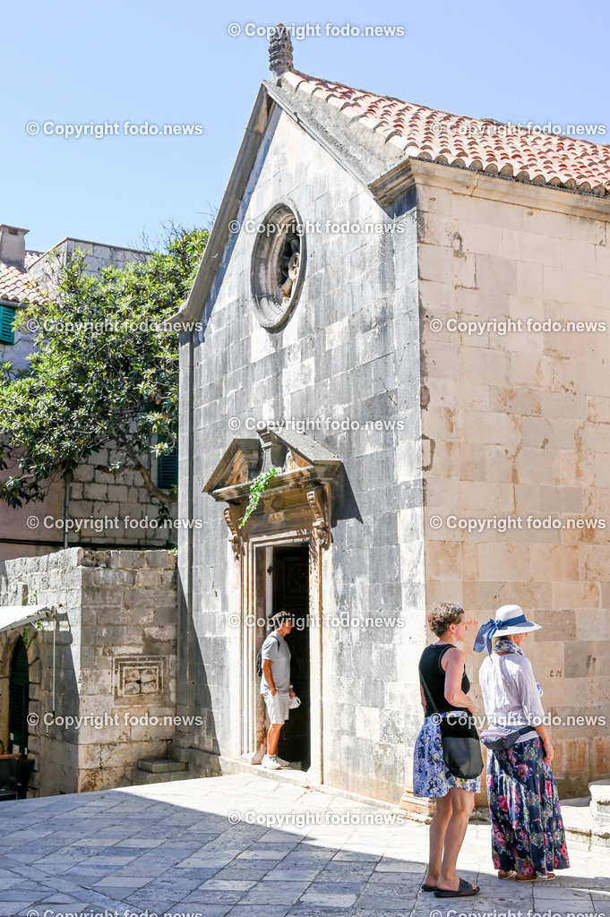Kroatien_ Korcula_ Insel in Sueddalmatien_ Korcula Stadt_ 13.09.2024-176 | 13.09.2024, Kroatien, HRV, Korcula, Insel in Sueddalmatien, Korcula Stadt im Bild Hafen, Hafenansichten, Boot, Boote, Schiff, Schiffe, Gebauede, Adria, Meer, Stadtansichten, Altstadt, Marco Polo, Museum, Touristen, Souvenier, Restaurant, KonobaKorcula - Schwarzes Korfu - benannt nach den dunklen Kiefernwaeldern, ist eine zu Kroatien gehoerende Insel in der Adria vor der Kueste Sueddalmatiens. Zugleich ist sie Teil des Dinarischen Gebirges. Quelle: Wikipedia