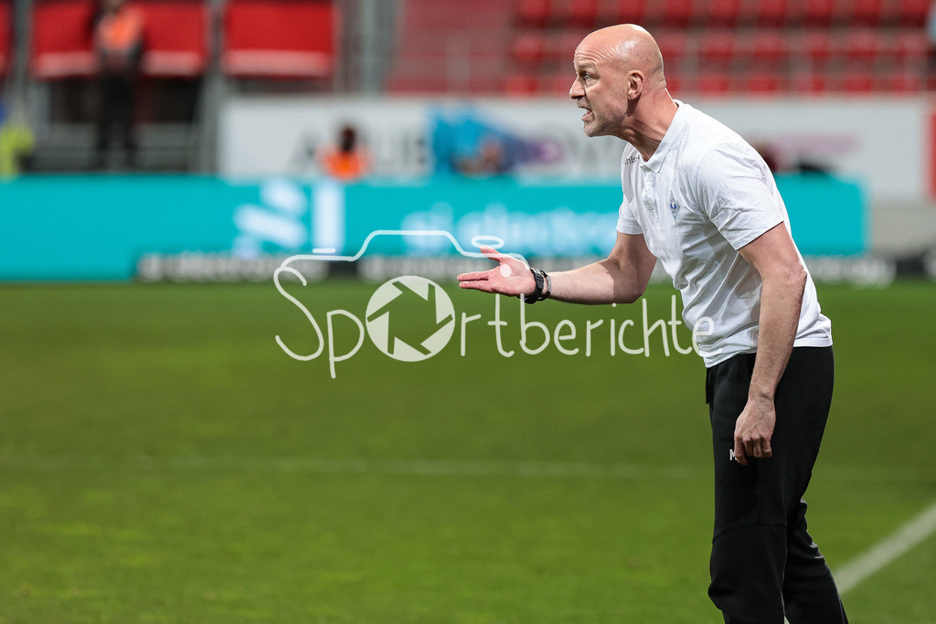 FC Ingolstadt - SV Waldhof Mannheim | ein enttaeuschter Mannheim Trainer Marco ANTWERPEN an der Seitenlinie / Freisteller / Einzelfoto