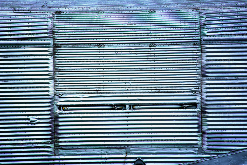 BACKDROP - Metallische Gehäusefront | Gehäusefront aus Wellblech / Metall - Realisiert mit Pictrs.com