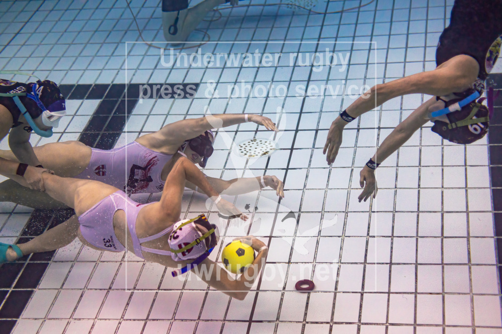 24. - 26.11.2023: Unterwasser-Rugby Champions Cup 2023  | Damen-Spiel: Orcas (Kolumbien) in blau gegen UWRC Wien (Österreich) in weiß. - Realisiert mit Pictrs.com