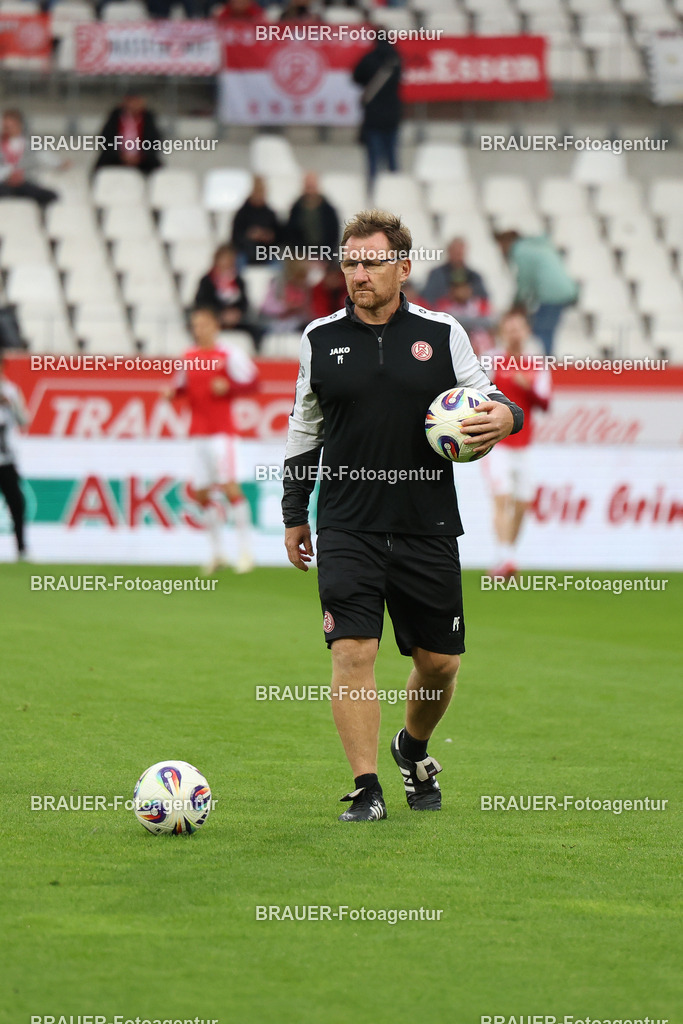 Rot-Weiss Essen - VFL Osnabrück | Essen, Deutschland, 17.09.2025 Paul Freier (Rot-Weiss Essen) schautwährend des 3.Liga Spiels zwischen  Rot-Weiss Essen und VFL Osnabrück am 17.09.2025 im Stadion an der Hafenstraße in Essen. (Foto von Timo Bluhmki-Schmidt/Brauer Fotoagentur