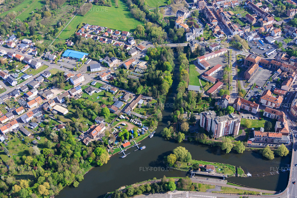 Luftbild: Mündung der Blies in die Saar, Insel der Schleuse 28 Saargemünd und Yachtclub Hanweiler e. V. im Ortsteil Rilchingen-Hanweiler in Kleinblittersdorf im Bundesland Saarland in Deutschland.Foto: IMG_154560.jpg vom 18.04.2026 durch Werner Riehm/FLY-FOTO.deAuflösung des Originals: 6000 x 4000 pxYachtclub Hanweiler e.V. – Hier kannst du gemütlich ankern