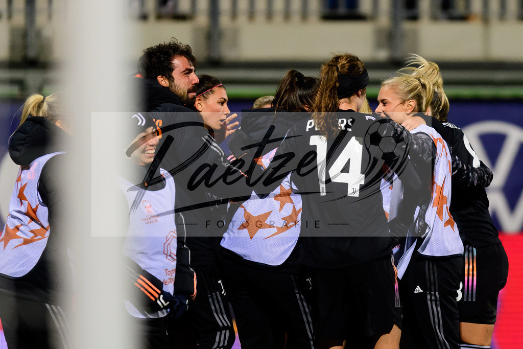 WOBJUV20211118_069 | Fussball, Frauen: Andrea Staskova (Juventus FC) Torjubel, jubelt mit ihrer Mannschaft nach dem Treffer zum 0:2 bei dem Spiel der UEFA Women´s Champions League zwischen VfL Wolfsburg und Juventus Turin im AOK-Stadion am 18.11.2021 in Wolfsburg, Deutschland. - Realisiert mit Pictrs.com