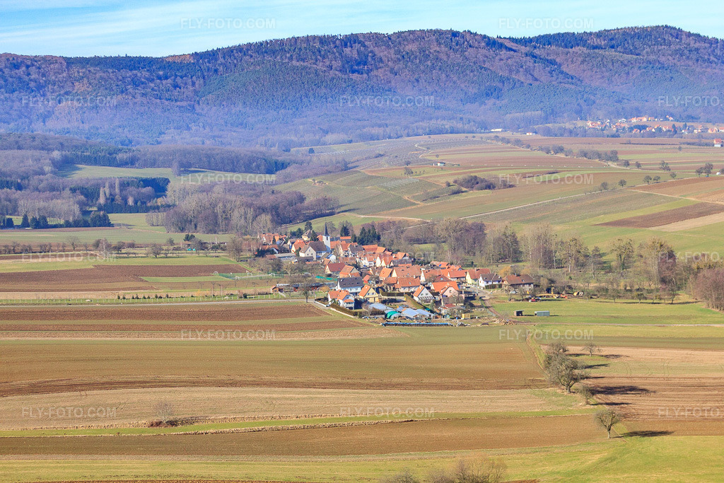 Aerial view: View of the town from the southeast in Cleebourg in the state Bas-Rhin, France. – Photo: IMG_37384.jpg taken on 02/07/2011 by Werner Riehm/FLY-FOTO.com – Resolution of the original: 4752 x 3168 px