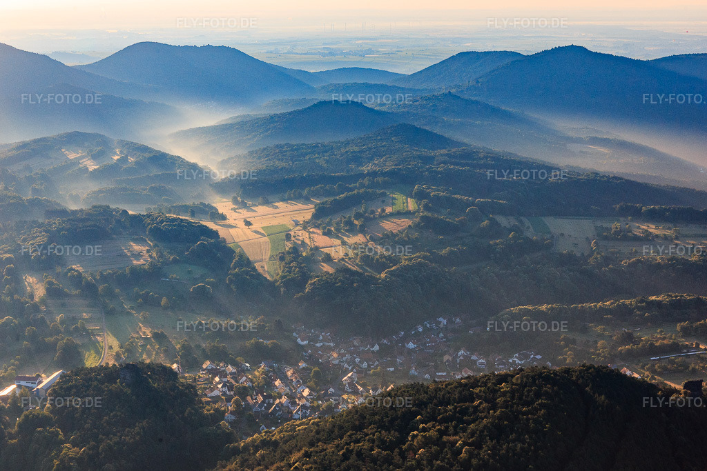 Luftbild: Frühnebel im Pfälzerwald im Ortsteil Gossersweiler in Gossersweiler-Stein im Bundesland Rheinland-Pfalz in Deutschland. Foto: IMG_091576.jpg vom 10.07.2016 durch Werner Riehm/FLY-FOTO.de