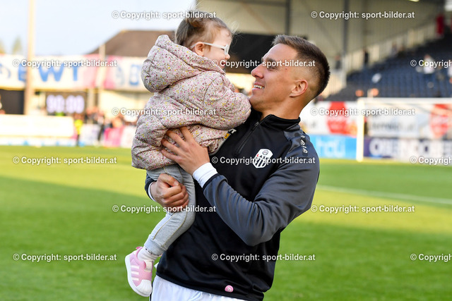 AUT, Admiral Bundesliga, LASK Linz vs SCR Altach | 23.04.2022, Raiffeisen Arena Pasching, AUT, Admiral Bundesliga, LASK Linz vs SCR Altach, im Bild Branko Jovicic (Lask) mit Tochter


// Admiral Bundesliga Match between LASK Linz and SCR Altach in Pasching, Austria on 2022/04/23
