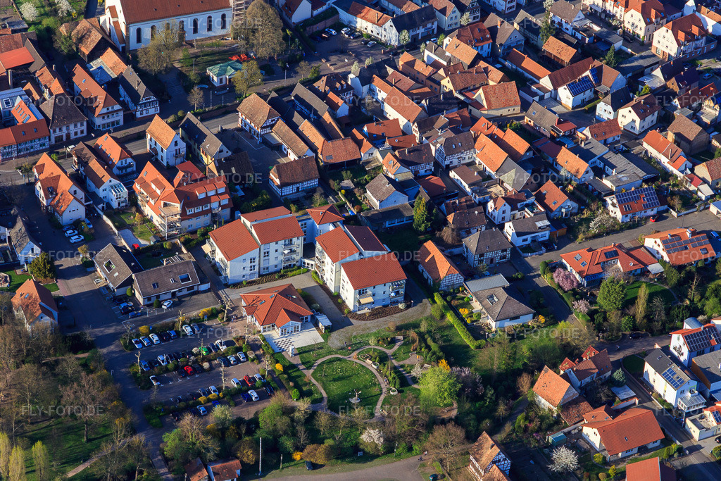 Luftbild: Haus der Begegnung Herxheim am alten Klingbach in Herxheim bei Landau im Bundesland Rheinland-Pfalz in Deutschland. Foto: IMG_097917.jpg vom 30.03.2017 durch Werner Riehm/FLY-FOTO.deHaus der Begegnung | OG Herxheim