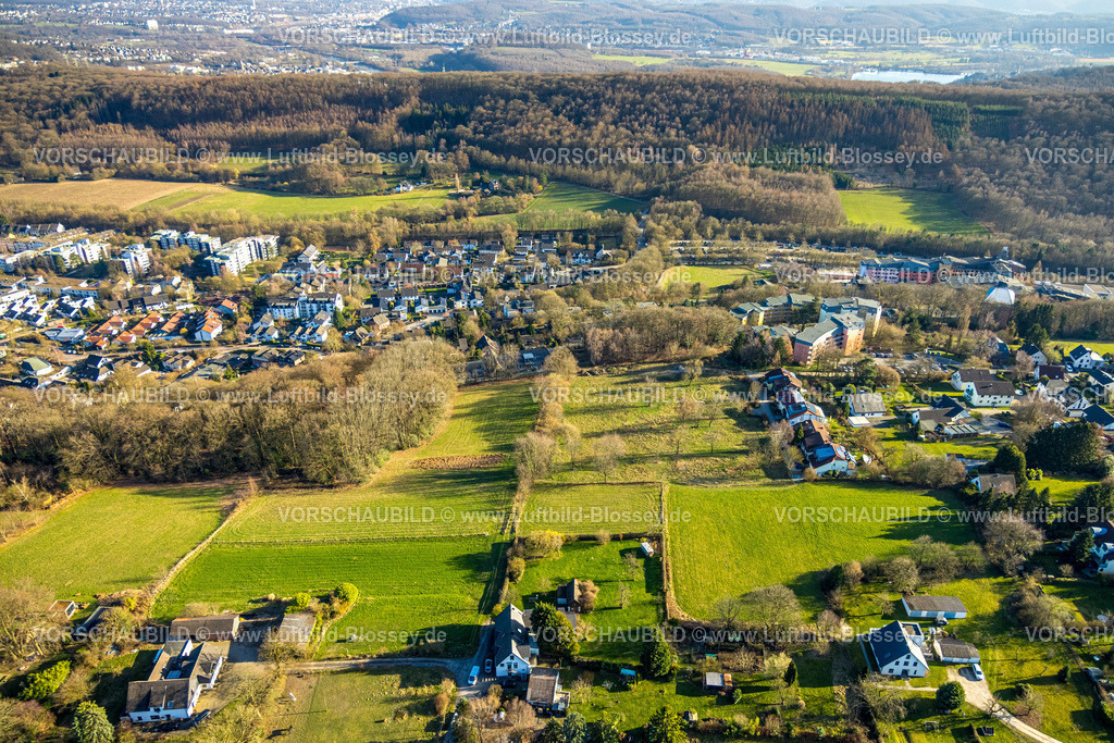 Herdecke260304178 | Luftbild, Wiese oberhalb des Waldorf-Kindergartens Kita, geplante Photovoltaik-Anlage, Bergweg, hinten das Gemeinschaftskrankenhaus Herdecke, Westende, Herdecke, Ruhrgebiet, Nordrhein-Westfalen, Deutschland