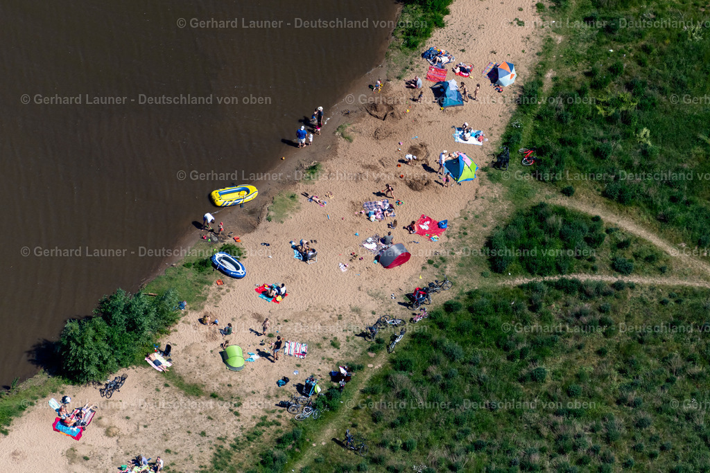 4029529 | BREMEN 01.06.2020 Sandstrand- Landschaft entlang des Ufer- Flußverlaufes der Weser im Ortsteil Habenhausen in Bremen, Deutschland. // Sandy beach landscape along the banks of the river of the Weser river in the district Habenhausen in Bremen, Germany. Foto: Gerhard Launer