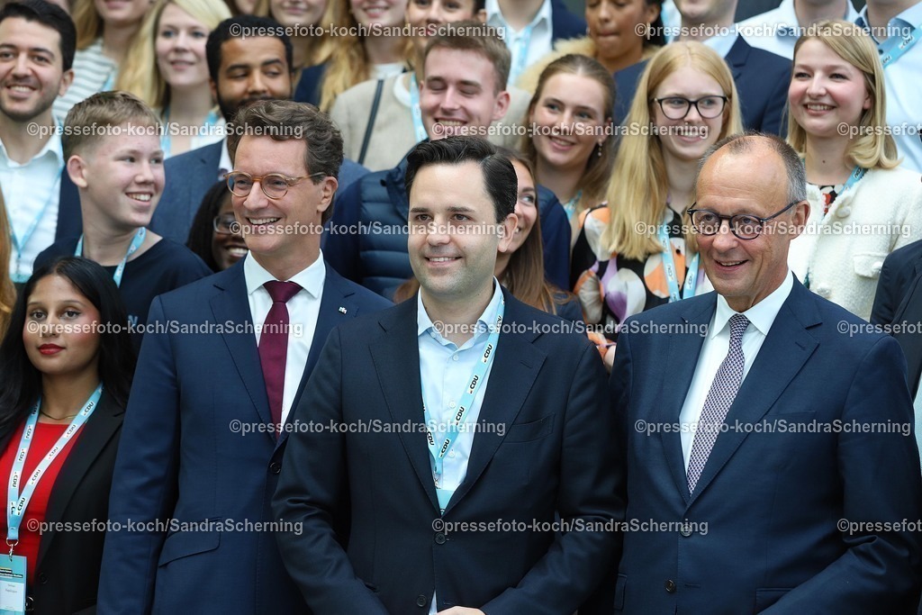 xsscx30082502022 | 30.08.2025, xsscx,  Ministerpr‰sident von Nordrhein-Westfalen Hendrik W¸st, Johannes Winkel der Landesvorsitznde der Jungen Union NRW und Bundeskanzler Friedrich Merz der Bundesrepublik Deutschland mit Mitgliedern der Jungen Union auf dem 47. Landesparteitag der CDU Nordrhein-Westfalen mit dem Motto - SO! geht kommunal - im World Conference Center in Bonn Nordrhein-Westfalen Deutschland