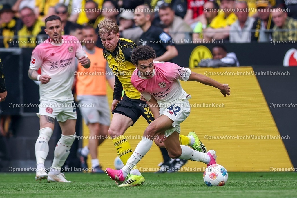 BVB11042601050 | 11.04.2026, Fußball, Borussia Dortmund - Bayer 04 Leverkusen, 1. Fußball Bundesliga, 29. Spieltag, Signal Iduna Park, Saison 2025 2026: Daniel Svensson&nbsp;(BVB #24) im Zweikampf gegen  Montrell Culbreath&nbsp;(Bayer04 Leverkusen #42)  DFB regulations prohibit any use of photographs as image sequences and or quasi-video.