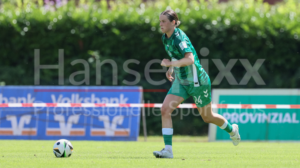 Fussball, Testspiel Frauen, Borussia Mönchengladbach - SV Werder Bremen | v.li.: Lara Schmidt (SV Werder Bremen, 24) am Ball, Freisteller, Einzelbild, Ganzkörper, Aktion, Action, Spielszene