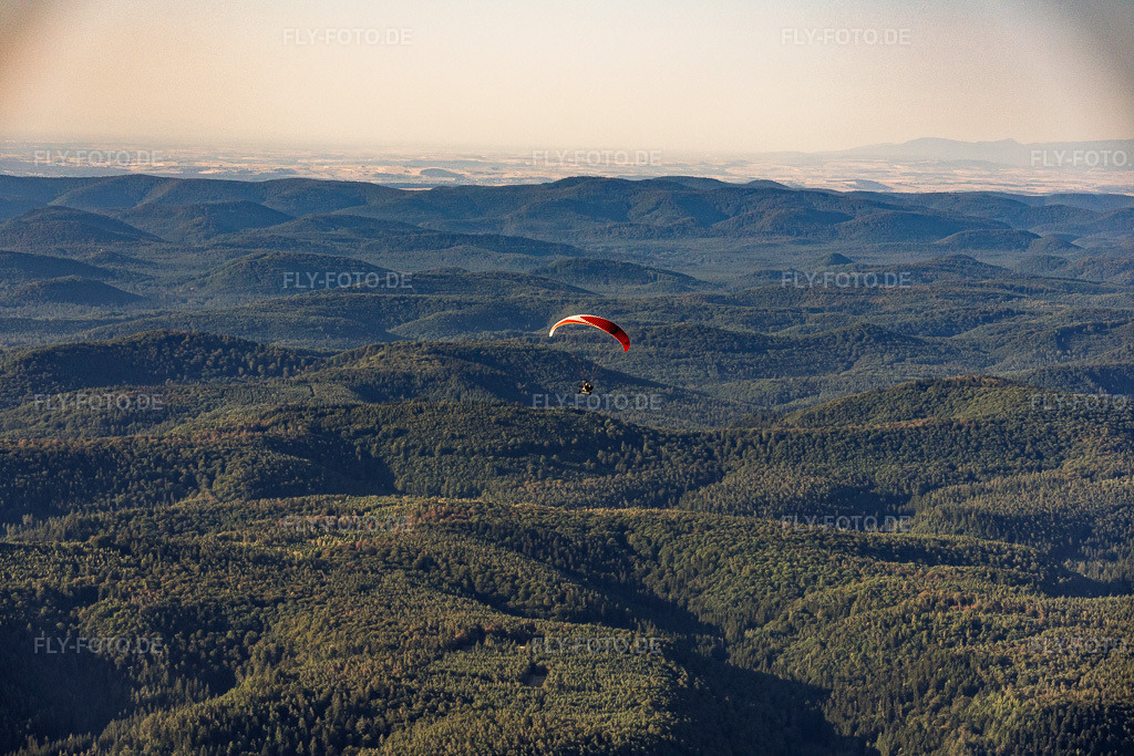 Luftbild: Gleitschirm überm Pfälzer Wald im Ortsteil Glashütte in Lemberg im Bundesland Rheinland-Pfalz in Deutschland. – Foto: IMG_158554.jpg vom 14.08.2026 durch Werner Riehm/FLY-FOTO.de – Auflösung des Originals: 6000 x 4000 px