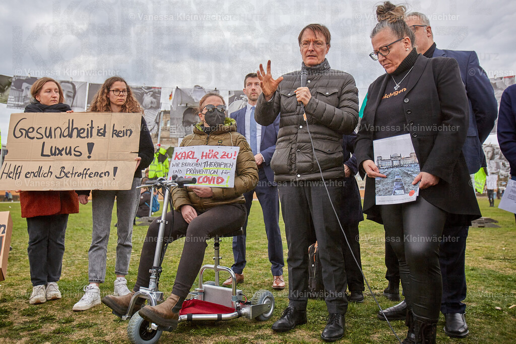 #NichtGenesen am Bundestag zum International LongCovid Awareness Day 2024 | Mit Fotos von arbeitsunfähigen Betroffenen fordert die Initiative #NichtGenesen anlässlich des International LongCovid Awareness Day am 15.03.2024 vor dem Reichstag mehr Geld für Forschung und soziale Absicherung. Bundesgesundheitsminister Karl Lauterbach und weitere MdBs sprechen mit den Demonstrant*innen. - Realisiert mit Pictrs.com