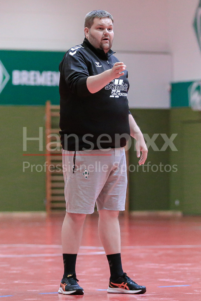 Handball, 2. Bundesliga Frauen, Training SV Werder Bremen | v.li.: Timm Dietrich (Trainer, Cheftrainer, SV Werder Bremen) gibt Anweisungen, gestikuliert, mit den Armen gestikulieren
