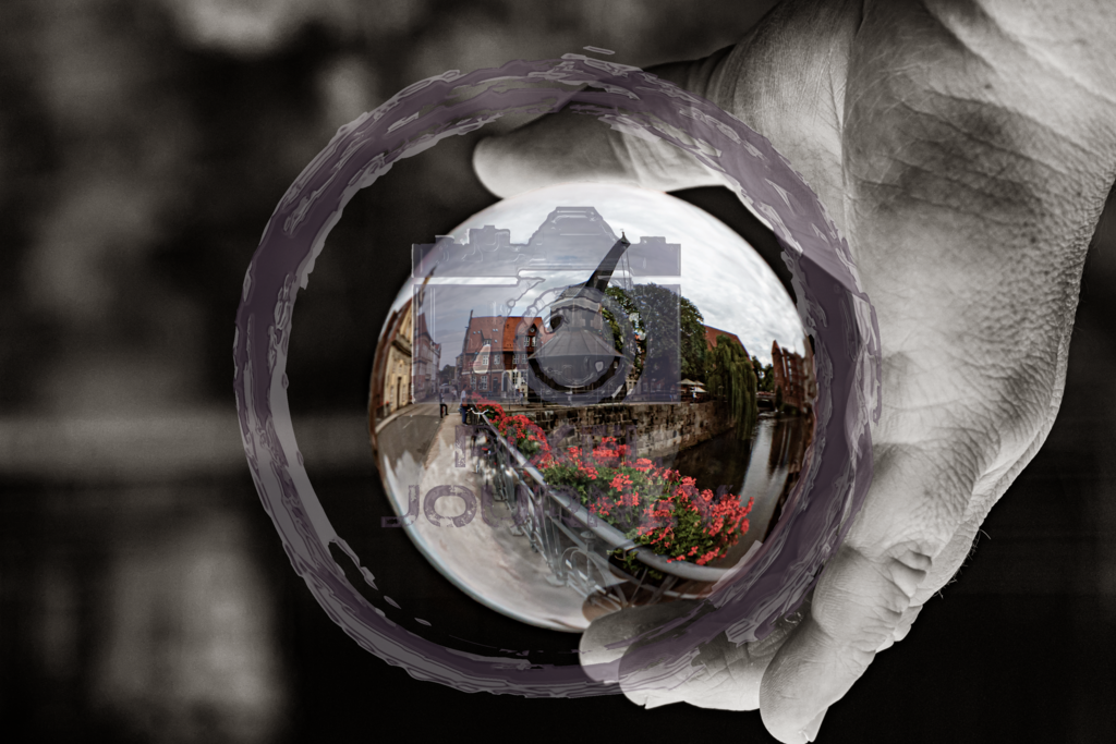Lüneburg_Glaskugel_edit | Fotograf, Fotografin, Portraitfotograf, Kunstfotograf, Fotoshop Fineart, Fotoshop Kunstfotografie, Fotos kaufen, Pixeljourney, Doreen Riedel, Natur, Tiere, Architektur, Kunst, Makro