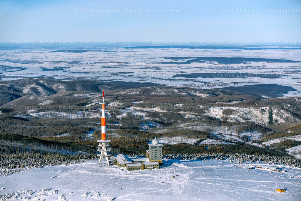 4044895 | SCHIERKE 14.02.2021 Winterlich schneebedeckte Funkturm und Sendeanlage auf der Kuppe des Brocken im Nationalpark Harz in Schierke im Bundesland Sachsen-Anhalt, Deutschland. Weiterführende Informationen bei: DFMG Deutsche Funkturm GmbH,  Deutscher Wetterdienst DWD. // Wintry snowy radio tower and transmitter on the crest of the mountain range Brocken in Harz in Schierke in the state Saxony-Anhalt, Germany. Further information at: DFMG Deutsche Funkturm GmbH,  Deutscher Wetterdienst DWD. Foto: Gerhard Launer