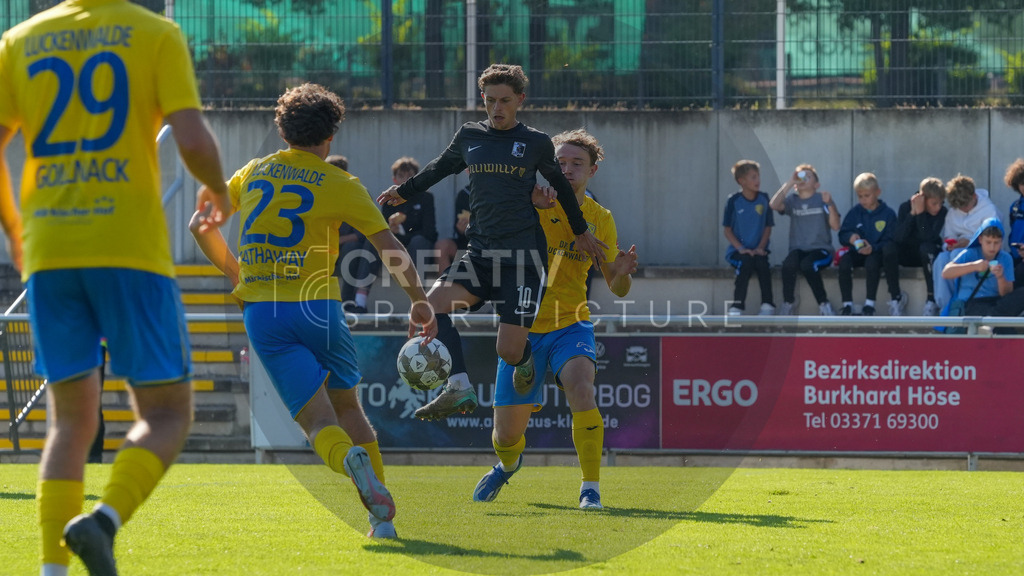 Fußball, Herren, Saison 2025/2026, Regionalliga Nordost, 10. Spieltag, FSV 63 Luckenwalde vs. BSG Chemie Leipzig, Samstag 27.09.2025, Werner-Seelenbinder-Stadion Luckenwalde, | Fußball, Herren, Saison 2025/2026, Regionalliga Nordost, 10. Spieltag, FSV 63 Luckenwalde vs. BSG Chemie Leipzig, Samstag 27.09.2025, Werner-Seelenbinder-Stadion Luckenwalde, Im Bild: Fynn Seidel (l. Chemie) und Remo Merke (r. Luckenwalde) - Realisiert mit Pictrs.com