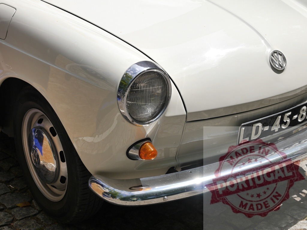 Volkswagen vintage car front showing headlight and chrome | Volkswagen classic car front close-up showing headlight, bumper, and wheel - Realisiert mit Pictrs.com