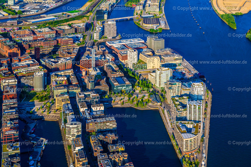 Hamburg_Westfield_Hafencity_ELS_8748160625 | HAMBURG 16.06.2025 Marco-Polo-Tower mit den Marco Polo Terassen sowie dem Grasbrookpark am Strandkai in Hamburg. Die Gebäude sind die ersten Projekte auf dem Strandkai, einem Teilquartier der HafenCity. // Marco Polo Tower with the Marco Polo Terraces and the Grasbrook Park on Strandkai in Hamburg. The buildings are the first projects on the Strandkai, a district of HafenCity. Foto: Martin Elsen