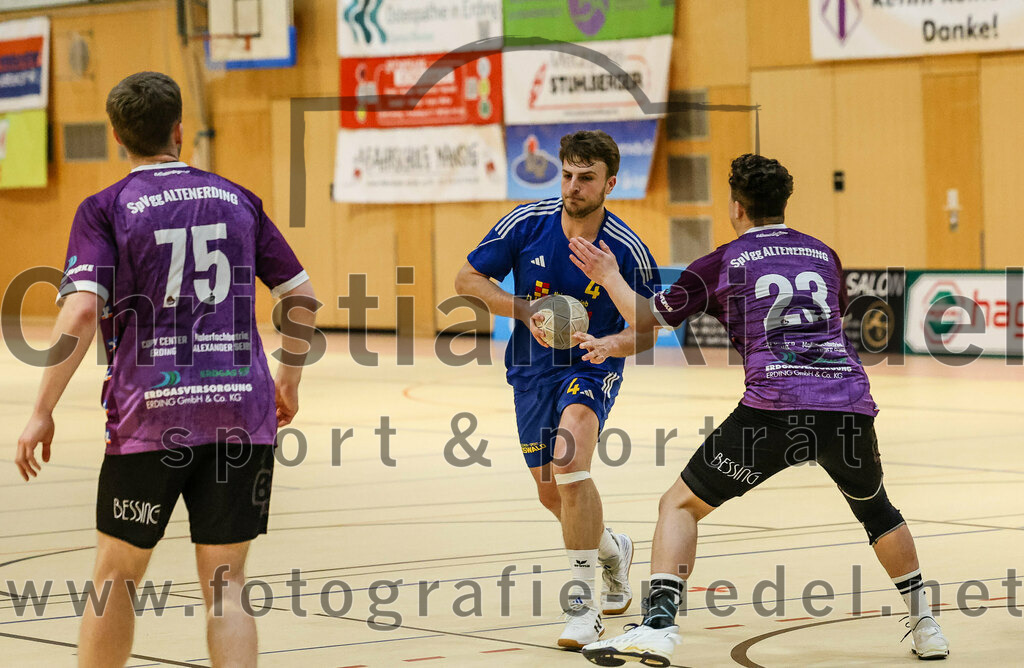 2024-02-24_043_SpVgg_Altenerding_gegen_SSG_Metten | Erding, Deutschland, 24.02.2024:
Handball, Bezirksoberliga Männer 2023 / 2024, 16. Spieltag, SpVgg Altenerding gegen SSG Metten, Endergebnis: 29:24

Ferdinand Menzel (SpVgg Altenerding, #75), David Huml (SSG Metten, #4), Moritz Sturm (SpVgg Altenerding, #23)

Foto: Christian Riedel / fotografie-riedel.net