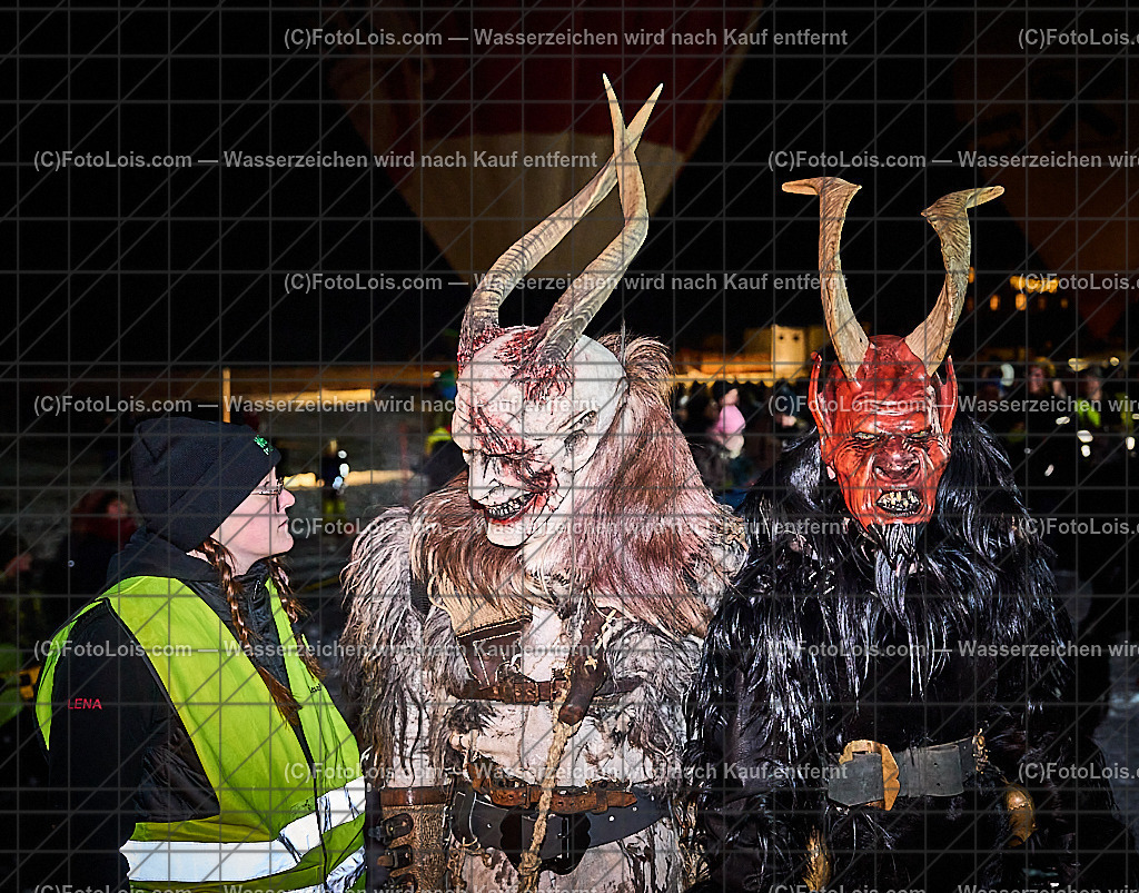 _ALP8246_NACHTderBALLONE_Lackenhof_Gaminger Oetscherteufel | ... mit dem Ballonsportclub Ötscherland aus Wieselburg, der Bergrettung Lackenhof mit einer Schauübung, der Perchtengruppe 'Gaminger Ötscherteufeln' und dem Musikverein Lackenhof,  So 28. Dezember 2025.       Einen wesentlichen Teil der Veranstaltung nahmen die 'Gaminger Ötscherteufeln' ein und machten aus dem Weitental vor der Ötscherlift-Talstation einen echten Hexenkessel.