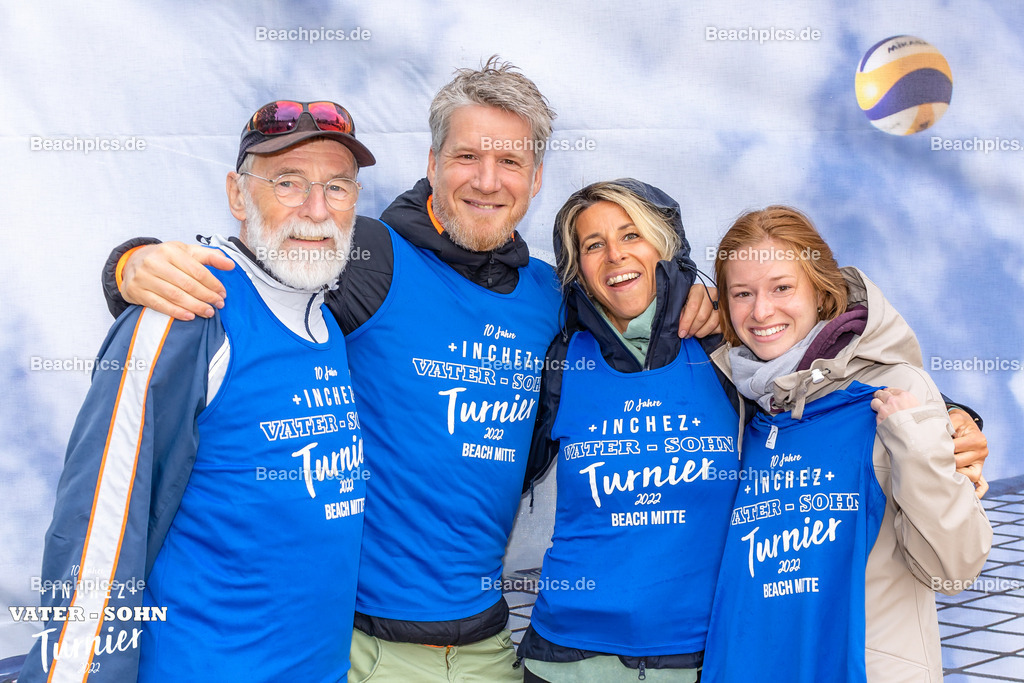 2022-00063142-Vater-Sohn-Turnier-Teamfotos-2 | 26.05.2022; Berlin Foto: Gerold Rebsch - www.beachpics.de