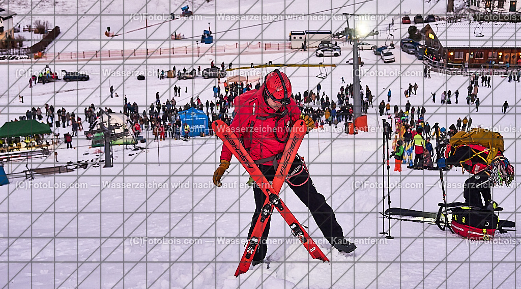 _ALP8025_NACHTderBALLONE_Lackenhof_Bergrettung | ... mit dem Ballonsportclub Ötscherland aus Wieselburg, der Bergrettung Lackenhof mit einer Schauübung, der Perchtengruppe 'Gaminger Ötscherteufeln' und dem Musikverein Lackenhof, die Ballonfahrer spendeten ihre Gage in diesem Jahr dem schwer verunglückten Gerald Bernreiter alias 'KLEX' der erst nach der ReHa und einem Umbau seines Hauses in Lackenhof frühestens im Mai 2026 wieder nach Hause kommen kann, So 28. Dezember 2025.