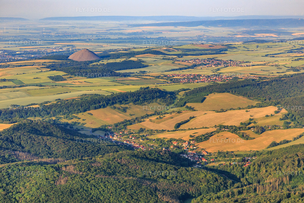 Luftbild: Ortsansicht am Waldrand von Norden im Hintergrund Mount Schacht im Ortsteil Grillenberg in Sangerhausen im Bundesland Sachsen-Anhalt in Deutschland. Foto: IMG_136665.jpg vom 18.06.2023 durch Werner Riehm/FLY-FOTO.de