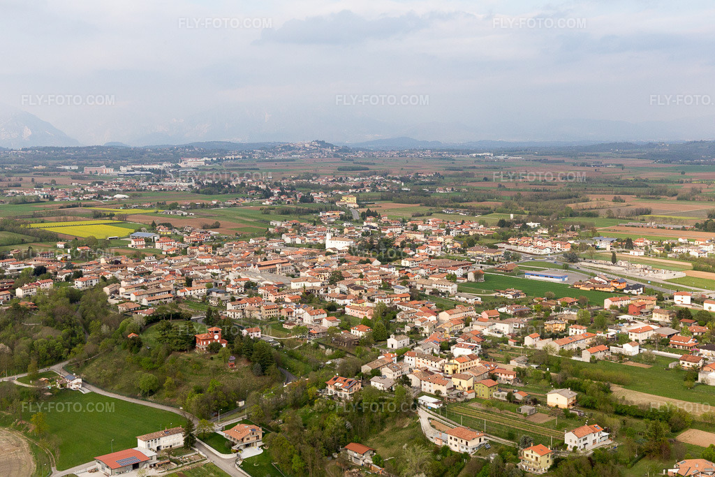 Aerial view: View of the town in Carpacco in the state Friuli Venezia Giulia, Italy. – Photo: IMG_098744.jpg taken on 04/07/2017 by Werner Riehm/FLY-FOTO.com – Resolution of the original: 5472 x 3648 px