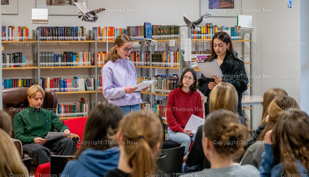 DSC_2783 | Goethe liest couragiert: Aktionstag für Demokratie und gegen Antisemitismus, Muslimfeindlichkeit und Rassismus, hier eine szenische Lesung aus Nathan der Weiße von (von links:): Elias Banasek, Klara Böhm,Johanna Vatter (sitzend) Vivien Menabde sowie verdeckt dahinter  Amalia Pastré,, Bild: Thomas Neu