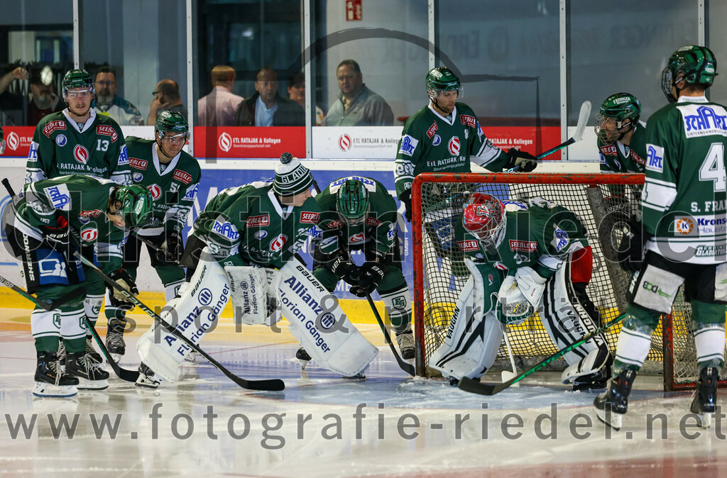 2023-09-10_016_TSV_Erding_gegen_EHC_Klostersee | Erding, Deutschland, 10.09.2023:
Eishockey, Bayernliga 2023 / 2024, Testspiel, TSV Erding gegen EHC Klostersee, Endergebnis: 10:1

Michael Franz (Erding Gladiators, #13), Paul Pfenninger (Erding Gladiators, #58), Torwart Patrick Mayer (Erding Gladiators, #30), Torwart Dimitri Pätzold (Erding Gladiators, #32)

Foto: Christian Riedel / fotografie-riedel.net