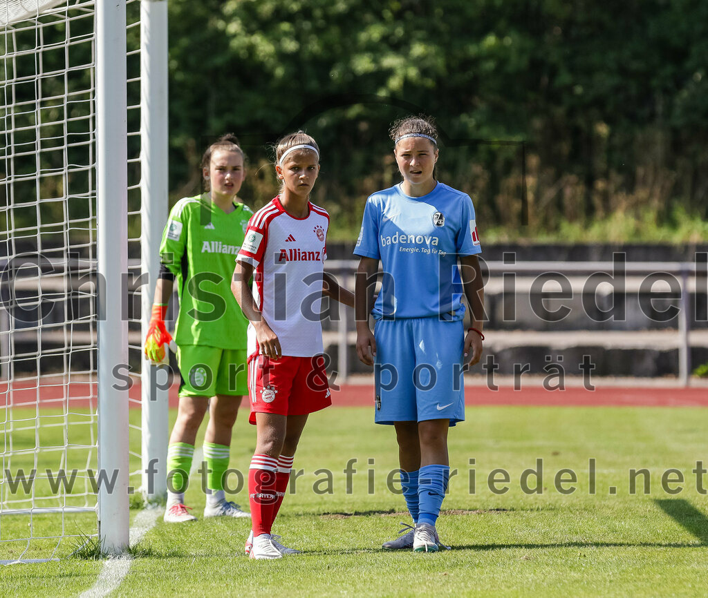2023-09-09_021_FC_Bayern_Muenchen_gegen_SC_Freiburg | Aschheim, Deutschland, 09.09.2023:
Fußball, B-Juniorinnen-Bundesliga Süd 2023 / 2024, 1. Spieltag, FC Bayern München gegen SC Freiburg, Endergebnis: 4:0

Foto: Christian Riedel / fotografie-riedel.net
