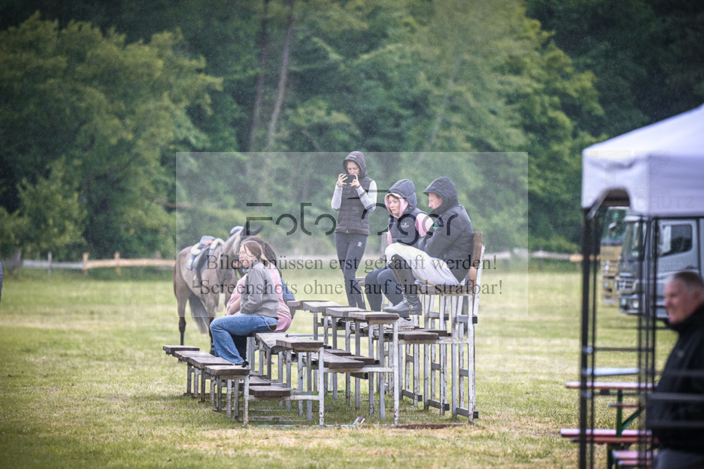 DOS_3710 | Entdecke hochwertige Reitturnierfotos von Foto Oger. Professionell, emotional und authentisch – jetzt Lieblingsmomente im Shop bestellen.Deutschlandweite Turnierfotografie. - Realisiert mit Pictrs.com